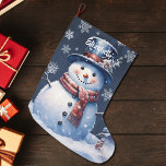 Calcetín Navideño Grande Winter Forest Snowman<br><div class="desc">Añada un toque festivo a su manto de chimenea esta temporada navideña con un Navidad de Snowman en Winter Forest. El diseño de Stocking design incluye un lindo muñeco de nieve con un bonito sombrero superior y una bufanda parados en una escena del bosque invernal con caída de nieve con...</div>