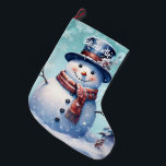 Calcetín Navideño Grande Winter Forest Snowman | Turquesa<br><div class="desc">Añada un toque festivo a su manto de chimenea esta temporada navideña con un Verde azulado Navidades de Snowman Forter Stocking. El diseño de Stocking design incluye un lindo muñeco de nieve con un bonito sombrero superior y una bufanda parados en una escena del bosque invernal con caída de nieve...</div>