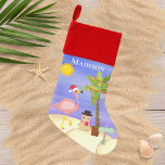 Calcetín Navideño Navidades Summer Flamingo Beach Nombre personaliza<br><div class="desc">Este diseño cuenta con una bonita escena de playa de Navidades de verano con un flamenco tropical festivo con sombrero de Santa,  luces de Navidad en una palmera y snowman arenoso en la playa. Perfecto para los que celebran un Navidad tropical o de verano. Navidades.</div>