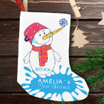 Calcetín Navideño Pequeño 1.ᵉʳ Navidad burla el dibujo de un copo de nieve<br><div class="desc">1.ᵉʳ Navidades Aburlan A Los Navidades De Dibujo De Snowman. Hombre de nieve con un copo de nieve en la nariz. El fondo es un salpicón de color azul con copos de nieve blancos. Fácil personalización con tu nombre y año de nacimiento.</div>