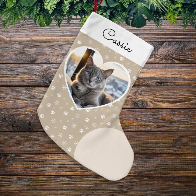 Calcetín Navideño Pequeño Acogedores Navidades de crema fotográfica Mascota (A Christmas stocking with snowflakes and pawprints, personalized with your cat's photo and name)