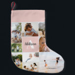Calcetín Navideño Pequeño Baby Girl Rubor Pink Modern Collage de fotos<br><div class="desc">Este elegante y moderno collage de fotos de Navidades de bebé de sexo femenino incluye un espacio para que agregues tus propias fotos, y añades un nombre y una inicial. Este moderno y sencillo diseño de fotomontaje rosa de color rosa es el regalo perfecto para la primera Navidad de su...</div>
