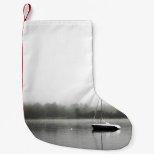 CALCETÍN NAVIDEÑO PEQUEÑO BARCO NEGRO Y BLANCO EN EL LAGO
