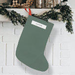 Calcetín Navideño Pequeño Bosque simple y limpio y minimalista verde<br><div class="desc">Un diseño de almacenamiento vacacional minimalista con un tipo de letra de tipografía retro vintage estilo máquina de escribir con su nombre personalizado sobre un fondo liso en una gama de colores. ¡El regalo festivo perfecto o el accesorio para la temporada de vacaciones!</div>