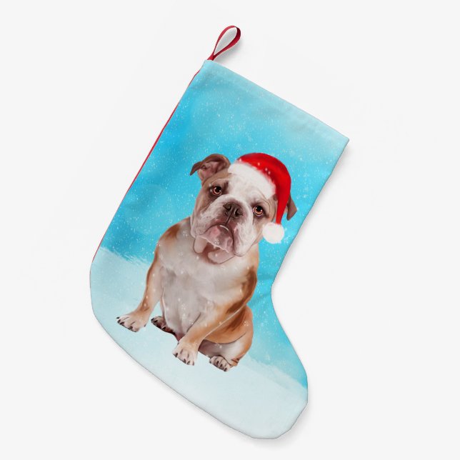 Calcetín Navideño Pequeño Bulldog sentado en la nieve con Navidades de Santa (Frente (Colgado))