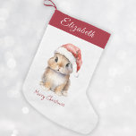 Calcetín Navideño Pequeño Bunny en el Gorra de Santa Roja personalizado<br><div class="desc">Navidades personalizados Santa Bunny Stocking, perfecto para sus pequeños en esta temporada de vacaciones. Este adorable almacén cuenta con un lindo conejito vestido con un gorra de Santa roja cubierto de nieve. El almacenamiento puede ser personalizado con el nombre de su hijo. Colóquelo en su mantel o en el dormitorio...</div>