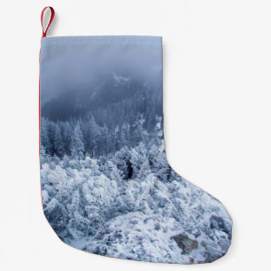 Calcetín Navideño Pequeño Calmo día de invierno nublado sobre las montañas