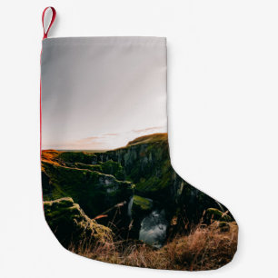 CALCETÍN NAVIDEÑO PEQUEÑO CAMPO GRIS VERDE Y MONTAÑA DURANTE EL DÍA