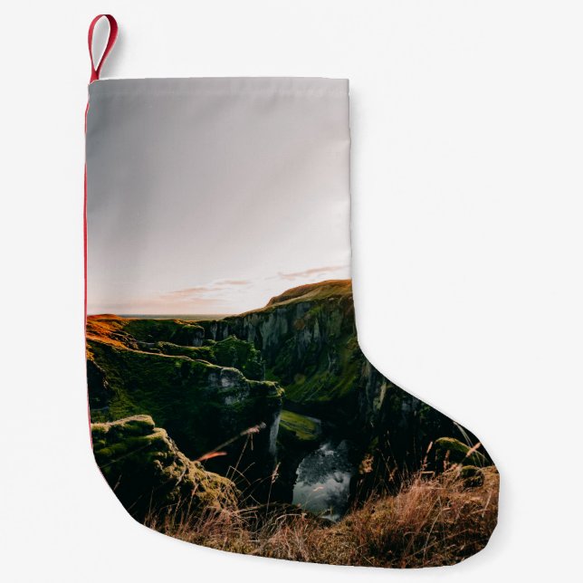 CALCETÍN NAVIDEÑO PEQUEÑO CAMPO GRIS VERDE Y MONTAÑA DURANTE EL DÍA (Anverso)