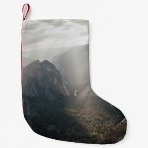 CALCETÍN NAVIDEÑO PEQUEÑO CAMPO GRIS VERDE Y MONTAÑAS DURANTE EL DÍA