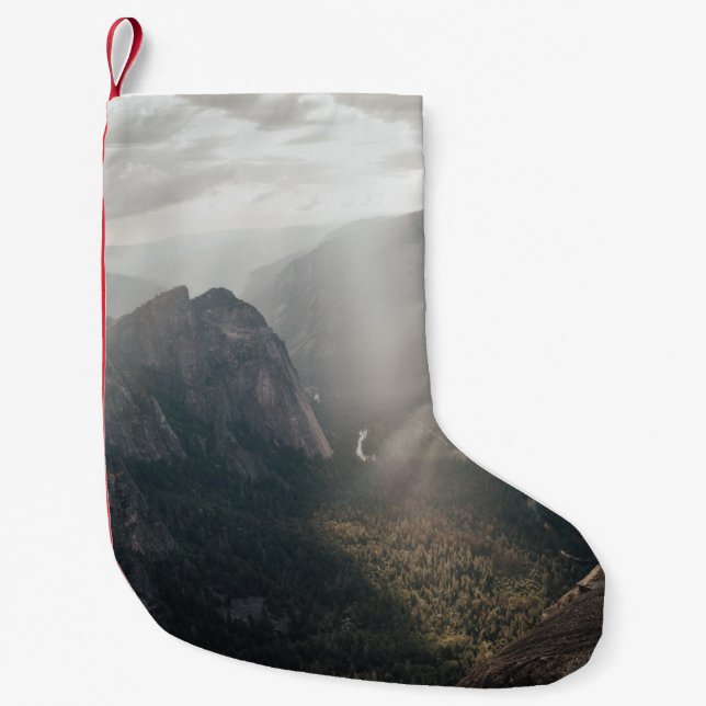 CALCETÍN NAVIDEÑO PEQUEÑO CAMPO GRIS VERDE Y MONTAÑAS DURANTE EL DÍA (Anverso)