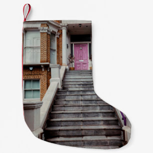 CALCETÍN NAVIDEÑO PEQUEÑO CASA DE CONCRETO BLANCO QUE MUESTRA MADERA PURPLE 