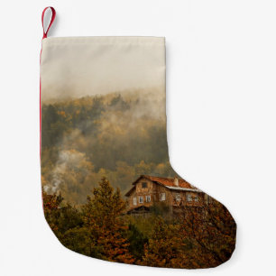 Calcetín Navideño Pequeño Casa de madera forestal: Tranquila escena