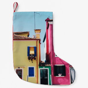 CALCETÍN NAVIDEÑO PEQUEÑO CASAS DE CONCRETO AMARILLO Y ROSA DURANTE EL DÍA