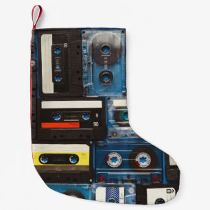 Calcetín Navideño Pequeño Casetes Retro: Vintage de fondo azul.