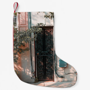 CALCETÍN NAVIDEÑO PEQUEÑO CERCA DE LA PUERTA DE SEGURIDAD DE HIERRO INCORREC