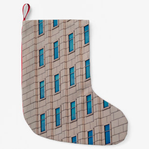 CALCETÍN NAVIDEÑO PEQUEÑO CONSTRUCCIÓN DE CONCRETO MARRÓN DURANTE EL DÍA