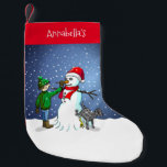 Calcetín Navideño Pequeño Construyendo un muñeco de nieve<br><div class="desc">El niño ha construido un muñeco de nieve en el que su perro se para y orina mientras el niño le da al hombre de nieve una nariz de zanahoria.</div>
