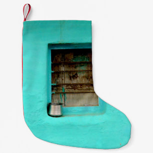 CALCETÍN NAVIDEÑO PEQUEÑO CONTENEDOR DE ACERO GRIS EN LA VENTANA CON PINTURA