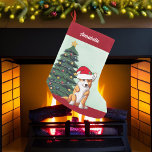 Calcetín Navideño Pequeño Corgi Dog de Navidades con cola monogramada<br><div class="desc">Este hermoso perro de Pembroke Welsh Corgi tiene la cabeza inclinada dentro de un lindo gorra de Santa Claus. El cachorro está sentado frente a un árbol de Navidad bonito decorado con adornos coloridos. Personaliza a estos Navidades cargando para tu mascota en una bonita cursiva roja sobre el maravilloso dibujo...</div>