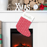Calcetín Navideño Pequeño Cute caligrafía guión rojo invierno diversión de c<br><div class="desc">Este diseño presenta un estilo sencillo y elegante, Navidades de guión de caligrafía con un patrón de copos de nieve rojo y blanco, una casa de campo rústica caprichosa, minimalista elegancia clásica, un elegante estilo rústico vintage, diseño de vacaciones anticuado, decoración de casa de vacaciones para Navidades de invierno, nombre...</div>