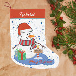 Calcetín Navideño Pequeño Cute Happy Snowman Northpole<br><div class="desc">Navidades de Snowman personalizados descansando ¡Añade un toque de felicidad navideña con este encantador Navidad de snowman! Con un fondo de invierno nevado, este almacén cuenta con un animado muñeco de nieve con regalos y un saludo festivo de "Feliz Navidad". Fácilmente personalizar el nombre en la parte superior para una...</div>