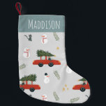 Calcetín Navideño Pequeño Cute Red Car y Snowman Winter Holiday Tree Kids<br><div class="desc">Este lindo y peculiar diseño de Navidades para niños presenta un ilustracion de auto rojo único con un árbol de Navidad y muñeco de nieve/muñeca, gato, estrellas y espacio para el nombre de tu hijo. ¡El perfecto punto neutral de género para la primera Navidad de tu pequeño, o para un...</div>