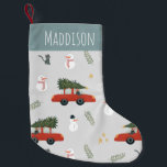 Calcetín Navideño Pequeño Cute Red Car y Snowman Winter Holiday Tree Kids<br><div class="desc">Este lindo y peculiar diseño de Navidades para niños presenta un ilustracion de auto rojo único con un árbol de Navidad y muñeco de nieve/muñeca, gato, estrellas y espacio para el nombre de tu hijo. ¡El perfecto punto neutral de género para la primera Navidad de tu pequeño, o para un...</div>