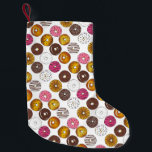 Calcetín Navideño Pequeño Dozen Donuts Doughnut Desayuno comida chatarra<br><div class="desc">El Holiday stocking cuenta con un original ilustracion de marca de una variedad de deliciosos donuts para el desayuno, que incluyen vidrieras, escarcha, pastel de chocolate, retorcido francés, crujiente de marihuana y más. ¿No ves lo que estás buscando? ¿Necesita ayuda con la personalización? Contacte con Rebecca para que tenga algo...</div>