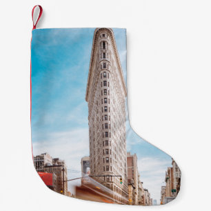 CALCETÍN NAVIDEÑO PEQUEÑO EDIFICIO BEIGE CONCRETO CERCA DE LOS AUTOS