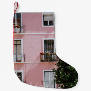 CALCETÍN NAVIDEÑO PEQUEÑO EDIFICIO COMERCIAL DE CONCRETO ROSA CERCA DE ÁRBO