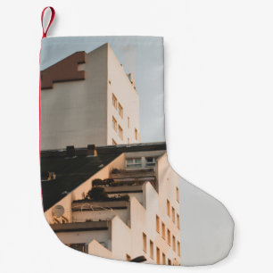 CALCETÍN NAVIDEÑO PEQUEÑO EDIFICIO DE CONCRETO BLANCO