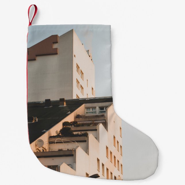 CALCETÍN NAVIDEÑO PEQUEÑO EDIFICIO DE CONCRETO BLANCO (Anverso)