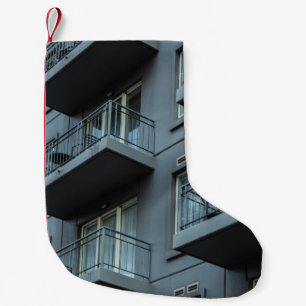 CALCETÍN NAVIDEÑO PEQUEÑO EDIFICIO DE CONCRETO BLANCO CON LLUVIAS METALIZADO