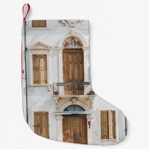 CALCETÍN NAVIDEÑO PEQUEÑO EDIFICIO DE CONCRETO BLANCO CON PUERTAS DE MADERA