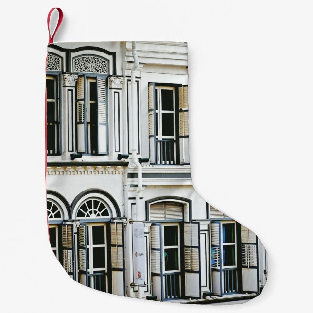 CALCETÍN NAVIDEÑO PEQUEÑO EDIFICIO DE CONCRETO BLANCO DURANTE EL DÍA-4 (Anverso)