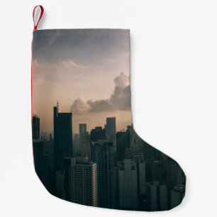 CALCETÍN NAVIDEÑO PEQUEÑO EDIFICIOS CIUDADANOS BAJO CIELO DE CLOUDY DURANTE 