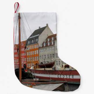 CALCETÍN NAVIDEÑO PEQUEÑO EDIFICIOS COLORIDOS JUNTO AL RÍO