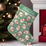 Calcetín Navideño Pequeño El retro de la cosecha verde Santa Claus personali<br><div class="desc">Añada un toque clásico a su decoración de vacaciones con este repleto de Navidades de la época de Santa Claus. Con un encantador diseño retro de Santa con copos de nieve festivos sobre un fondo sólido, este almacén es perfecto para crear un ambiente nostálgico Navidad. Personalízalo con un nombre para...</div>