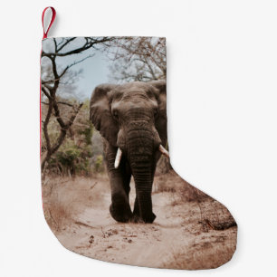 CALCETÍN NAVIDEÑO PEQUEÑO ELEFANTE NEGRO CAMINANDO EN ARENA MARRÓN