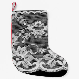 Calcetín Navideño Pequeño Encaje floral blanco sobre un fondo negro.