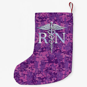 Calcetín Navideño Pequeño Enfermera inscrita RN Caduceus en camuflaje rosado