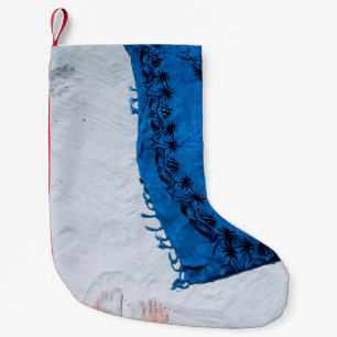 Calcetín Navideño Pequeño Escarcha floral azul y negra sobre arena blanca