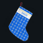 Calcetín Navideño Pequeño Estrella de David Hanukkah Pattern PERSONALIZAR az<br><div class="desc">Personalizar este almacenamiento con un nombre u otro texto. Muestra tu amor por las vacaciones. ¡Mano dibujada por mí! Revisa mi tienda por muchos otros artículos similares como papel envoltorio,  almohadas,  toallas y envoltura de regalo también!</div>