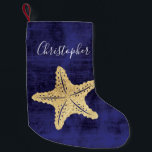 Calcetín Navideño Pequeño Estrella elegante del mar Blue Gold Beach Monogram<br><div class="desc">Elegante estrella de mar de color dorado o pez estrella de mar con nombre monogramado. Fondo azul. Perfecto para los amantes de las cabañas de playa o los Navidades náuticos.</div>