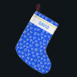 Calcetín Navideño Pequeño Estrella Menorah de David Hanukkah PERSONALIZAR IT<br><div class="desc">Personalizar este almacenamiento con un nombre u otro texto. Muestra tu amor por las vacaciones. ¡Mano dibujada por mí! Revisa mi tienda por muchos otros artículos similares como papel envoltorio,  almohadas,  toallas y envoltura de regalo también!</div>