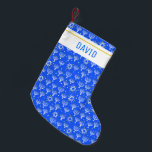 Calcetín Navideño Pequeño Estrella Menorah de David Hanukkah PERSONALIZAR IT<br><div class="desc">Personalizar este almacenamiento con un nombre u otro texto. Muestra tu amor por las vacaciones. ¡Mano dibujada por mí! Revisa mi tienda por muchos otros artículos similares como papel envoltorio,  almohadas,  toallas y envoltura de regalo también!</div>