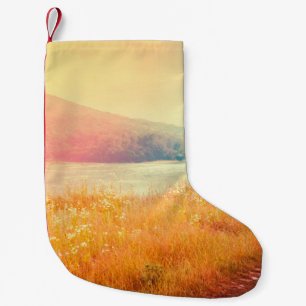 Calcetín Navideño Pequeño Fantástico río nigroso con hierba fresca en el sol