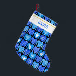 Calcetín Navideño Pequeño FELIZ FESTIVIDAD PERSONALIZADO Hannukah Sweaters<br><div class="desc">Personalizar con un nombre u otro texto. Muestra tu amor por las vacaciones. ¡Mano dibujada por mí! Revisa mi tienda por muchos otros artículos similares como papel envoltorio,  almohadas,  toallas y envoltura de regalo también!</div>