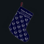 Calcetín Navideño Pequeño FELIZ HANUKKAH Dreidel Personalizado AZUL OSCURO<br><div class="desc">azul oscuro FELIZ HANUKKAH con un patrón DREIDEL gris plateado. El texto del marcador de posición es personalizable para que pueda agregar su nombre o cambiar el saludo. El mismo diseño está al revés. Una forma ideal de presentar tus pequeños regalos de Hanukkah. También es ideal para aquellos que quieran...</div>